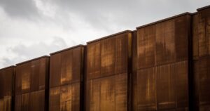 Façade de bâtiment industriel en acier corten avec sa patine brun-orangé caractéristique