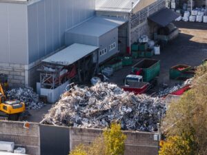 Des métaux usagés sont triés dans une installation industrielle de recyclage.